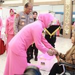 Memperingati Hari Bhayangkara ke-79, Biddokkes Polda Jawa Timur menyalurkan bantuan kursi roda dan tongkat untuk tunanetra.