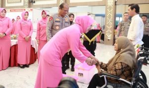 Memperingati Hari Bhayangkara ke-79, Biddokkes Polda Jawa Timur menyalurkan bantuan kursi roda dan tongkat untuk tunanetra.