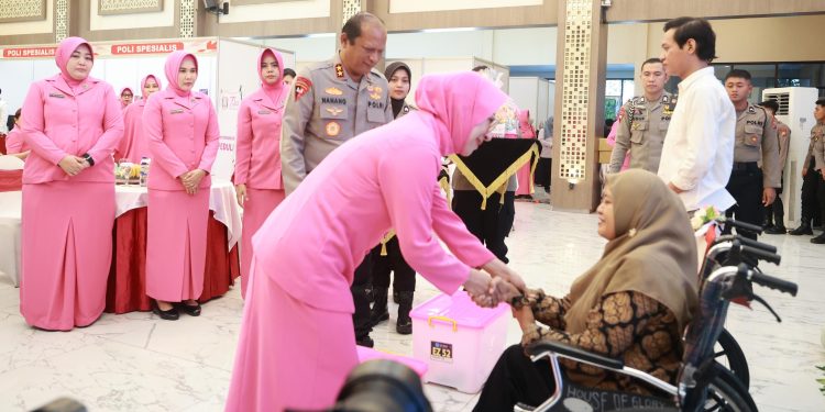 Memperingati Hari Bhayangkara ke-79, Biddokkes Polda Jawa Timur menyalurkan bantuan kursi roda dan tongkat untuk tunanetra.