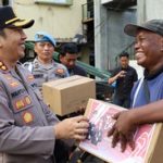 Kapolres Pelabuhan Tanjungperak, AKBP Wahyu Hidayat, secara langsung menyerahkan bantuan kepada para pekerja harian di pelabuhan Tanjung Perak, Surabaya.