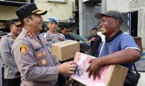 Kapolres Pelabuhan Tanjungperak, AKBP Wahyu Hidayat, secara langsung menyerahkan bantuan kepada para pekerja harian di pelabuhan Tanjung Perak, Surabaya.