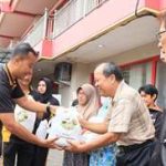 Kapolres Kediri Kota, AKBP Bramastyo Priaji saat memberikan baksos pada kegiatan Bakti Religi di berbagai tempat ibadah.