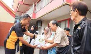 Kapolres Kediri Kota, AKBP Bramastyo Priaji saat memberikan baksos pada kegiatan Bakti Religi di berbagai tempat ibadah.