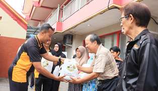 Kapolres Kediri Kota, AKBP Bramastyo Priaji saat memberikan baksos pada kegiatan Bakti Religi di berbagai tempat ibadah.
