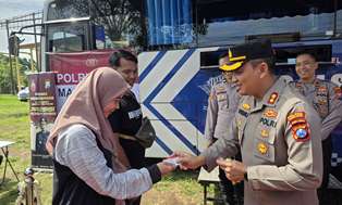 Penyerahan SIM oleh Polres Probolinggo.