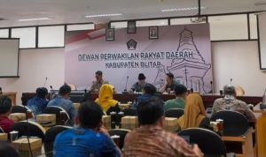 Hearing antara DPRD Kabupaten Blitar dengan warga terkait tambang di Kali Putih, Kamis, 19 Juni 2025.