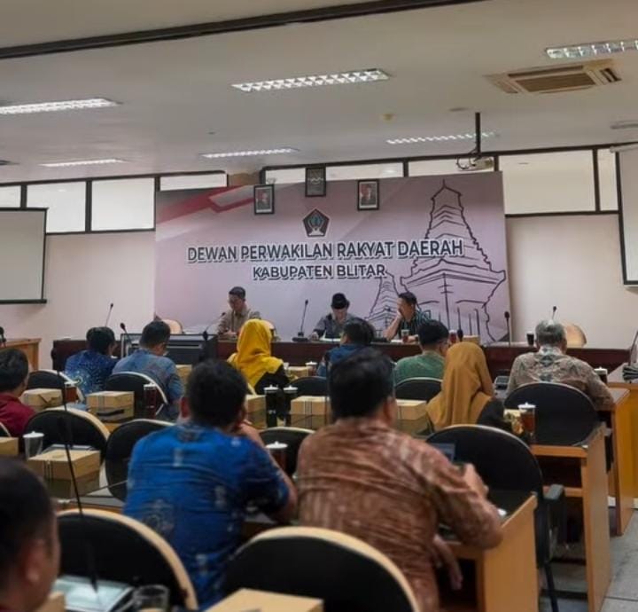 Hearing antara DPRD Kabupaten Blitar dengan warga terkait tambang di Kali Putih, Kamis, 19 Juni 2025.