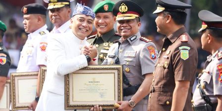 Wali Kota Surabaya Eri Cahyadi memberikan penghargaan kepada Kapolrestabes Surabaya, Kombes Pol. Luthfie Sulistiawan, atas kontribusinya dalam menjaga keamanan dan ketertiban (kamtibmas) di Kota Pahlawan.