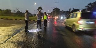 Ditlantas Polda Jawa Timur bersama Satlantas Polres Pasuruan telah memproses TKP kecelakaan truk yang menabrak sejumlah kendaraan di traffic light Exit Tol Purwodadi, Kabupaten Pasuruan.