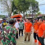 Sekda Provinsi Jatim, Adhy Karyono bersama kalaksa BPBD Jatim, Gator Soebroto, Kepala Dinas Sumber Daya Air, Ir, Baju saat meninjau banjir di Gresik.