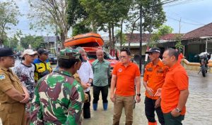 Sekda Provinsi Jatim, Adhy Karyono bersama kalaksa BPBD Jatim, Gator Soebroto, Kepala Dinas Sumber Daya Air, Ir, Baju saat meninjau banjir di Gresik.