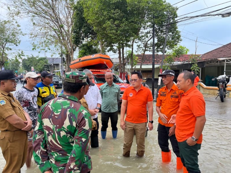 Sekda Provinsi Jatim, Adhy Karyono bersama kalaksa BPBD Jatim, Gator Soebroto, Kepala Dinas Sumber Daya Air, Ir, Baju saat meninjau banjir di Gresik.