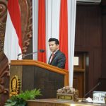 Wagub Emil saat menyampaikan pendapat Gubernur Jatim terhadap Raperda PPA inisiatif DPRD Jatim di gedung DPRD Jatim Surabaya.