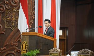 Wagub Emil saat menyampaikan pendapat Gubernur Jatim terhadap Raperda PPA inisiatif DPRD Jatim di gedung DPRD Jatim Surabaya.