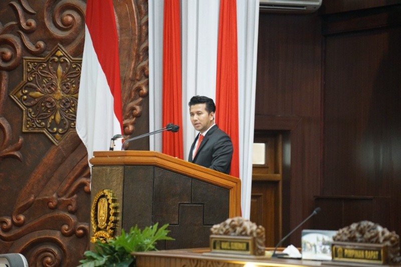 Wagub Emil saat menyampaikan pendapat Gubernur Jatim terhadap Raperda PPA inisiatif DPRD Jatim di gedung DPRD Jatim Surabaya.