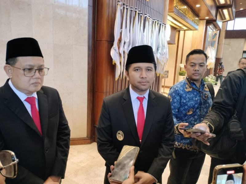 Plt. Gubernur Jatim, Emil Elestianto Dardak ditemui usai rapat paripurna di DPRD Jatim.