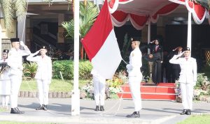 Wali Kota Kediri, Vinanda Prameswati, memimpin upacara peringatan Hari Lahir Pancasila di Halaman Balaikota Kediri.