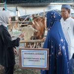 Wali Kota Kediri, Vinanda Prameswati, menyerahkan secara simbolis seekor sapi kurban kepada Masjid Al Khalid di Kelurahan Semampir. (Foto: Pemkot Kediri)