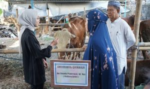 Wali Kota Kediri, Vinanda Prameswati, menyerahkan secara simbolis seekor sapi kurban kepada Masjid Al Khalid di Kelurahan Semampir. (Foto: Pemkot Kediri)