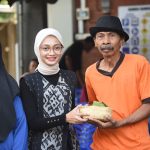 Penyaluran daging kurban kepada warga Kediri.
