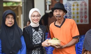 Penyaluran daging kurban kepada warga Kediri.