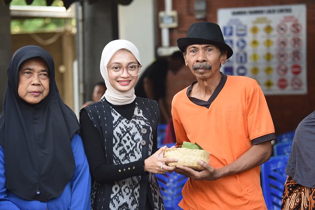 Penyaluran daging kurban kepada warga Kediri.