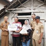 Wali Kota Kediri, Vinanda Prameswati, menyalurkan bantuan sosial RTLH tahun 2025 sembari melakukan kunjungan langsung ke lokasi penerima.