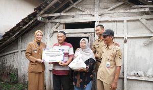 Wali Kota Kediri, Vinanda Prameswati, menyalurkan bantuan sosial RTLH tahun 2025 sembari melakukan kunjungan langsung ke lokasi penerima.