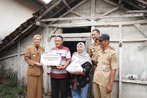 Wali Kota Kediri, Vinanda Prameswati, menyalurkan bantuan sosial RTLH tahun 2025 sembari melakukan kunjungan langsung ke lokasi penerima.