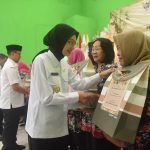 Wali Kota Kediri, Vinanda Prameswati memberikan tali asih kepada 13 guru dan tenaga kependidikan yang telah purna tugas.