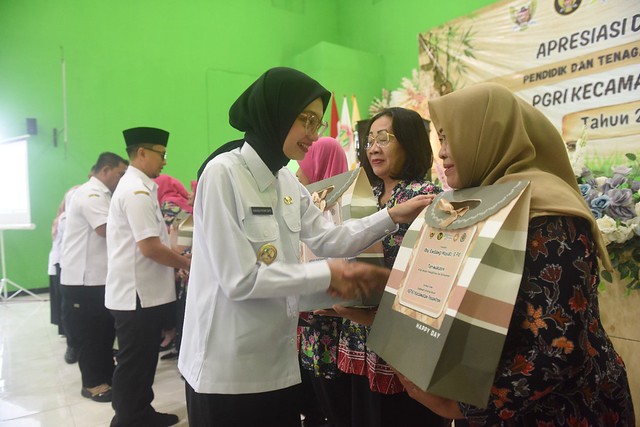 Wali Kota Kediri, Vinanda Prameswati memberikan tali asih kepada 13 guru dan tenaga kependidikan yang telah purna tugas.