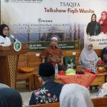 Wali Kota Kediri, Vinanda Prameswati, menghadiri acara Talkshow Fiqih Wanita di Aula Lantai 1 UIT Kediri.