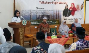 Wali Kota Kediri, Vinanda Prameswati, menghadiri acara Talkshow Fiqih Wanita di Aula Lantai 1 UIT Kediri.