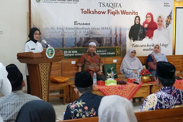 Wali Kota Kediri, Vinanda Prameswati, menghadiri acara Talkshow Fiqih Wanita di Aula Lantai 1 UIT Kediri.
