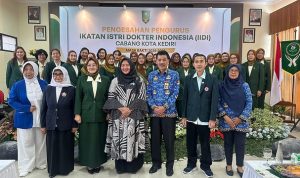 Ketua TP PKK Kota Kediri, Faiqoh Azizah Muhammad, menghadiri acara pelantikan pengurus IIDI Cabang Kota Kediri untuk masa jabatan 2025-2028.