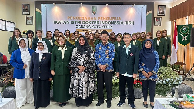 Ketua TP PKK Kota Kediri, Faiqoh Azizah Muhammad, menghadiri acara pelantikan pengurus IIDI Cabang Kota Kediri untuk masa jabatan 2025-2028.