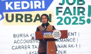 Wali Kota Kediri, Vinanda Prameswati, secara resmi membuka Kediri Urban Job Fair 2025 di Graha IIK Bhakti Wiyata.