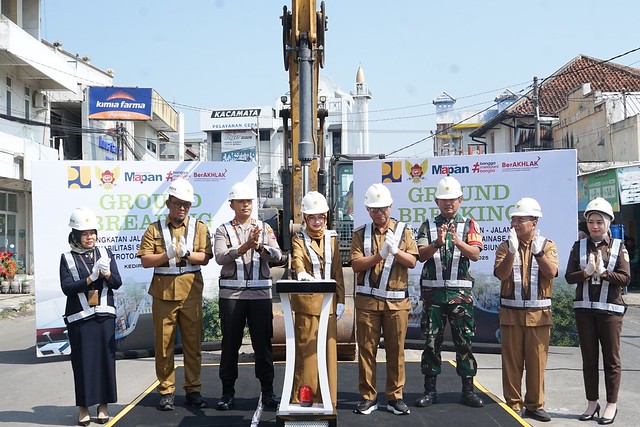 Wali Kota Kediri, Vinanda Prameswati, melaksanakan groundbreaking proyek peningkatan Jalan Stasiun hingga Jalan PJKA, disertai rehabilitasi saluran drainase dan trotoar di Jalan Stasiun.