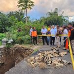 Kalaksa BPBD Jatim Gatot Soebroto meninjau lokasi longsor di Kab. Trenggalek. (Foto: Dok. BPBD Jatim)