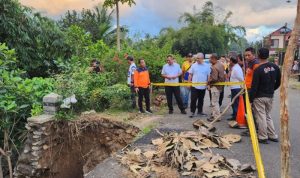 Kalaksa BPBD Jatim Gatot Soebroto meninjau lokasi longsor di Kab. Trenggalek. (Foto: Dok. BPBD Jatim)