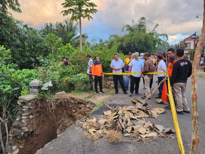 Kalaksa BPBD Jatim Gatot Soebroto meninjau lokasi longsor di Kab. Trenggalek. (Foto: Dok. BPBD Jatim)