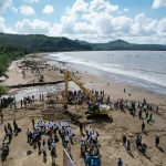 Pembersihan pantai yang diinisiasi oleh Dinas Lingkungan Hidup Provinsi Jawa Timur.