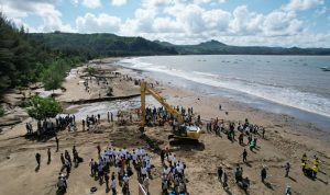 Pembersihan pantai yang diinisiasi oleh Dinas Lingkungan Hidup Provinsi Jawa Timur.