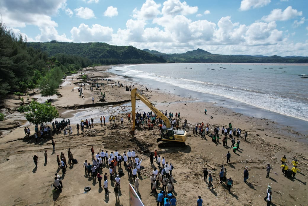 Pembersihan pantai yang diinisiasi oleh Dinas Lingkungan Hidup Provinsi Jawa Timur.