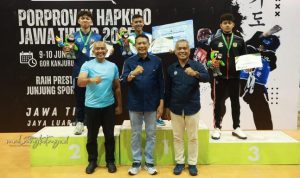 Wali Kota Malang Wahyu Hidayat, Sekda Kota Malang Erik Setyo Santoso, dan Kadisporapar Kota Malang Baihaqi foto bersama atlet peraih emas cabor Hapkido
