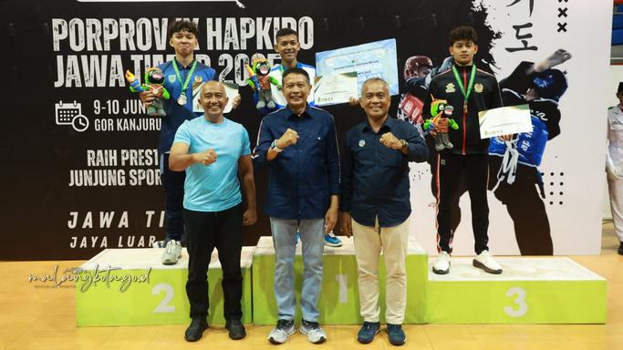Wali Kota Malang Wahyu Hidayat, Sekda Kota Malang Erik Setyo Santoso, dan Kadisporapar Kota Malang Baihaqi foto bersama atlet peraih emas cabor Hapkido