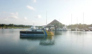 Wisata kapal listrik yang bisa dinikmati wisatawan di Pantai Marina Boom.