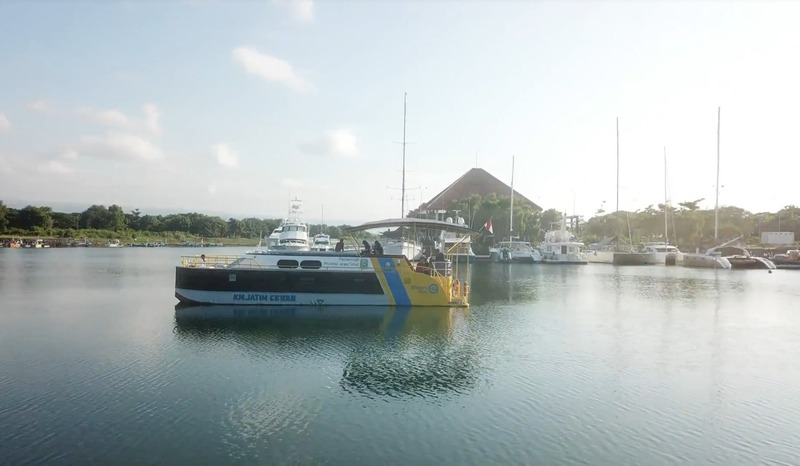 Wisata kapal listrik yang bisa dinikmati wisatawan di Pantai Marina Boom.
