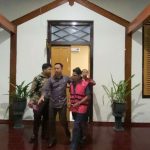 MM saat diamankan oleh Kejari Blitar untuk dibawa ke Lapas Kelas II B Blitar. (Foto: Achmad Zunaidi/serayunusantara.com)