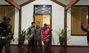 MM saat diamankan oleh Kejari Blitar untuk dibawa ke Lapas Kelas II B Blitar. (Foto: Achmad Zunaidi/serayunusantara.com)